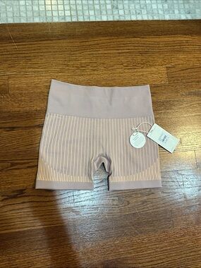 Vuori seamless High-Waist Ribbed Women's Shorts in Light Mauve